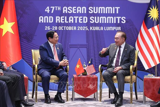 Prime Minister Pham Minh Chinh meets with Malaysian PM Anwar Ibrahim. VNA Photo: Dương Giang