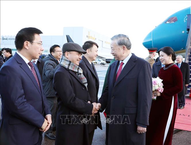 Cán bộ, nhân viên Đại sứ quán và cộng đồng người Việt tại Anh đón Tổng Bí thư Tô Lâm và Phu nhân tại Sân bay London Stansted. Ảnh: Thống Nhất – TTXVN