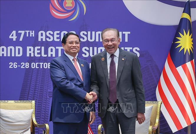Prime Minister Pham Minh Chinh meets with Malaysian PM Anwar Ibrahim. VNA Photo: Dương Giang