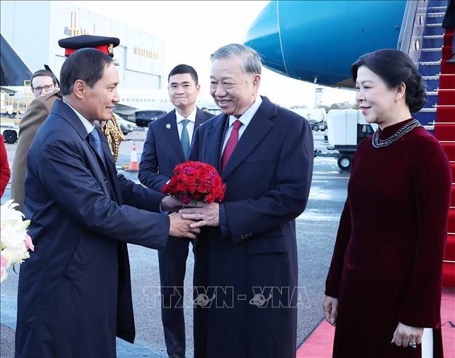 Đại sứ Việt Nam tại Liên hiệp Vương quốc Anh và Bắc Ireland Đỗ Minh Hùng đón Tổng Bí thư Tô Lâm và Phu nhân tại Sân bay London Stansted. Ảnh: Thống Nhất – TTXVN