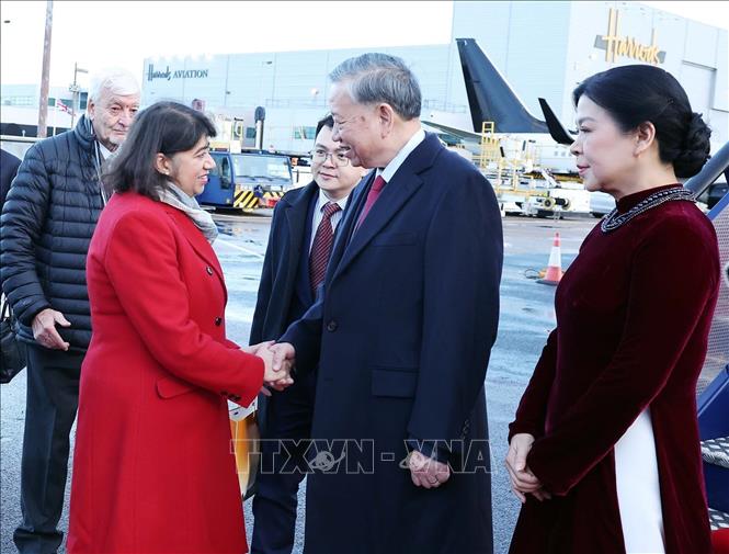 Thứ trưởng Bộ Ngoại giao Seema Malhotra đón Tổng Bí thư Tô Lâm và Phu nhân tại Sân bay London Stansted. Ảnh: Thống Nhất – TTXVN