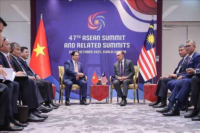 Prime Minister Pham Minh Chinh meets with Malaysian PM Anwar Ibrahim. VNA Photo: Dương Giang