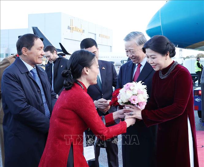 Đại sứ Việt Nam tại Liên hiệp Vương quốc Anh và Bắc Ireland Đỗ Minh Hùng và Phu nhân đón Tổng Bí thư Tô Lâm và Phu nhân tại Sân bay London Stansted. Ảnh: Thống Nhất – TTXVN