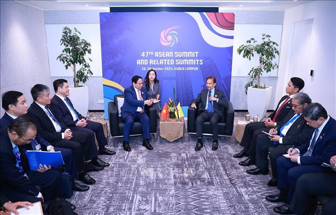 Thủ tướng Phạm Minh Chính gặp Quốc vương Brunei Hassanal Bolkiah. Ảnh: Dương Giang-TTXVN 
