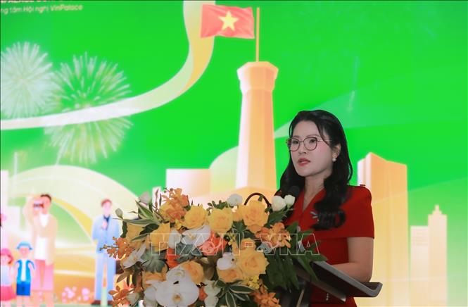 Bà Nguyễn Thị Thanh Hải, Phó Tổng thư ký Hiệp hội hàng tiêu dùng Việt Nam VACOD, Chủ tịch Hội đồng Nữ doanh nhân VACOD toàn quốc, Tổng giám đốc cty CP Quốc tế THB Development trình bày tham luận tại diễn đàn. Ảnh. Phan Phương – TTXVN