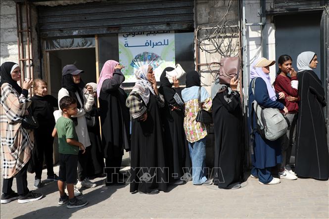 Người dân Palestine chờ bên ngoài chi nhánh ngân hàng Palestine ở thành phố Gaza, ngày 23/10/2025. Ảnh: THX/TTXVN