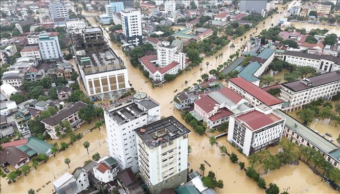 Khu vực trung tâm thành phố Huế vẫn bị ngập sâu. Ảnh: Văn Dũng-TTXVN