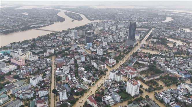 Khu vực trung tâm thành phố Huế vẫn bị ngập sâu. Ảnh: Văn Dũng-TTXVN