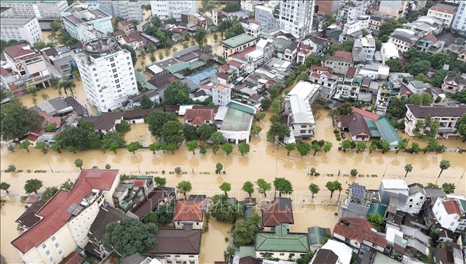 Khu vực trung tâm thành phố Huế vẫn bị ngập sâu. Ảnh: Văn Dũng-TTXVN