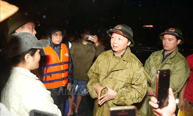 Phó Thủ tướng Trần Hồng Hà thăm hỏi người dân ở đường Chi Lăng, phường Phú Xuân, thành phố Huế. Ảnh: Võ Dũng-TTXVN