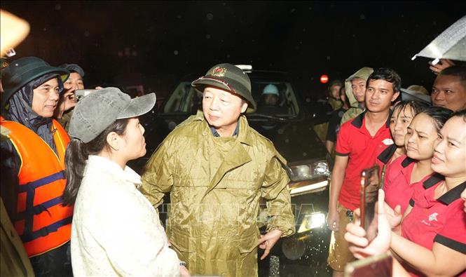 Phó Thủ tướng Trần Hồng Hà thăm hỏi người dân ở đường Chi Lăng, phường Phú Xuân, thành phố Huế. Ảnh: Võ Dũng-TTXVN