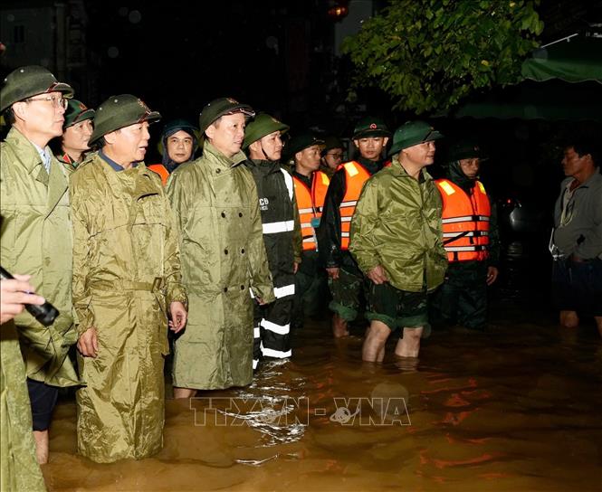 Phó Thủ tướng Trần Hồng Hà thăm người dân ở đường Chi Lăng đang bị ngập lụt, phường Phú Xuân, thành phố Huế. Ảnh: Võ Dũng-TTXVN