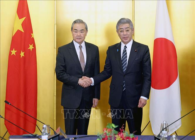 (Tư liệu) Ngoại trưởng Nhật Bản Toshimitsu Motegi và Bộ trưởng Ngoại giao Trung Quốc Vương Nghị tại cuộc hội đàm ở Tokyo, Nhật Bản, ngày 22/3/2025. Ảnh: Kyodo/TTXVN