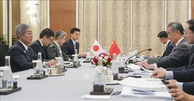 (Tư liệu) Ngoại trưởng Nhật Bản Toshimitsu Motegi và Bộ trưởng Ngoại giao Trung Quốc Vương Nghị tại cuộc hội đàm ở Kuala Lumpur, Malaysia, ngày 10/7/2025. Ảnh: Kyodo/TTXVN