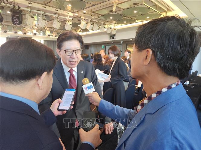 Ông Park Hyung Jun, Thị trưởng thành phố Busan, trả lời phỏng vấn của phóng viên TTXVN sau khi Hội nghị thông qua Tuyên bố chung và Kế hoạch hành động Busan 2025. Ảnh: Đức Thắng - PV TTXVN tại Hàn Quốc