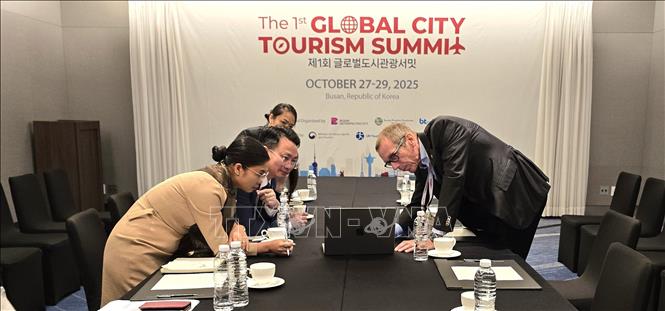 Đoàn công tác của Sở Du lịch Thành phố Hà Nội do ông Trần Trung Hiếu - Phó Giám đốc Sở Du lịch Thành phố Hà Nội - dẫn đầu thảo luận với ông Andreas Spycher, Phó Chủ tịch Phát triển Kinh doanh Khu vực Công cộng Châu Á - Thái Bình Dương của Công ty công nghệ Mastercard của Mỹ. Ảnh: Đức Thắng - PV TTXVN tại Hàn Quốc 