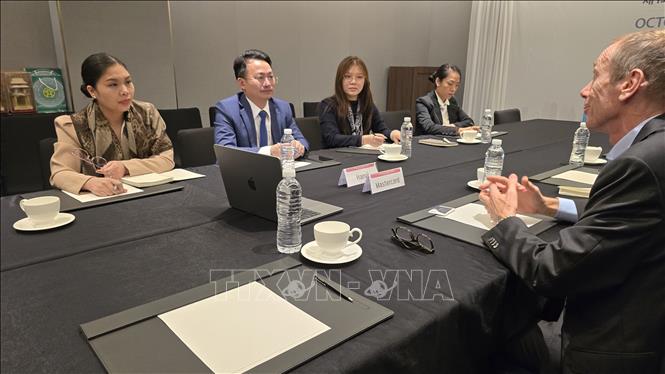 Đoàn công tác của Sở Du lịch Thành phố Hà Nội do ông Trần Trung Hiếu - Phó Giám đốc Sở Du lịch Thành phố Hà Nội - dẫn đầu làm việc với ông Andreas Spycher, Phó Chủ tịch Phát triển Kinh doanh Khu vực Công cộng Châu Á - Thái Bình Dương của Công ty công nghệ Mastercard của Mỹ. Ảnh: Đức Thắng - PV TTXVN tại Hàn Quốc 