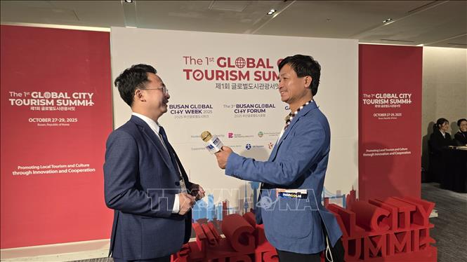 Ông Trần Trung Hiếu, Phó Giám đốc Sở Du lịch Thành phố Hà Nội, trả lời phỏng vấn của phóng viên TTXVN bên lề Hội nghị. Ảnh: Đức Thắng - PV TTXVN tại Hàn Quốc 