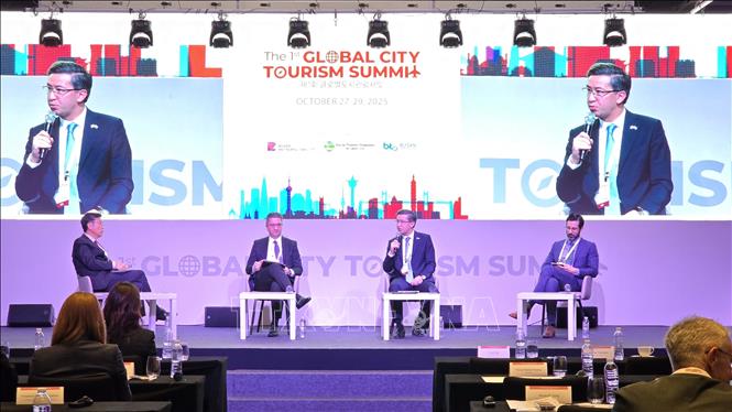 Các diễn giả tại phiên thảo luận có chủ đề “Quản trị toàn diện cho du lịch đô thị bền vững”. Ảnh: Đức Thắng - PV TTXVN tại Hàn Quốc 