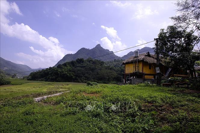 Cảnh quan thơ mộng và bình yên mỗi buổi sớm mai tại bản Giang Mỗ - Hòa Bình. Ảnh: Trọng Đạt-TTXVN