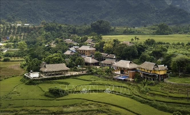 Bản Mường Giang Mỗ đang là điểm đến lý tưởng cho những ai muốn khám phá và trải nghiệm về văn hóa của cộng đồng người Mường. Ảnh: Trọng Đạt-TTXVN
