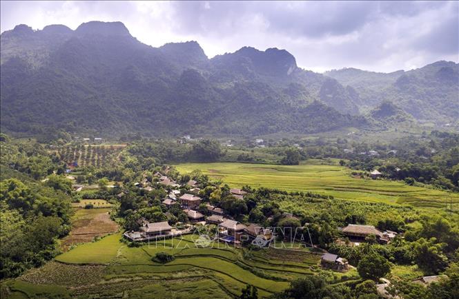 Bản Giang Mỗ nằm dưới thung lũng chân núi Mỗ, xung quanh bản là màu xanh của nương lúa và núi rừng. Ảnh: Trọng Đạt-TTXVN