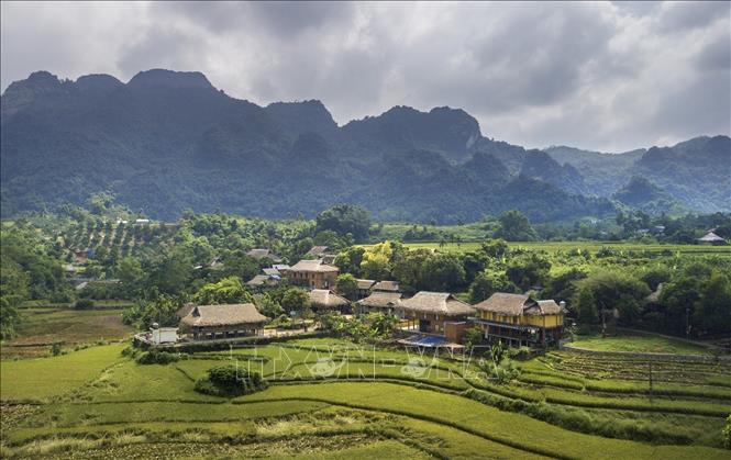 Bản Giang Mỗ nằm dưới thung lũng chân núi Mỗ, xung quanh bản là màu xanh của nương lúa và núi rừng. Ảnh: Trọng Đạt-TTXVN