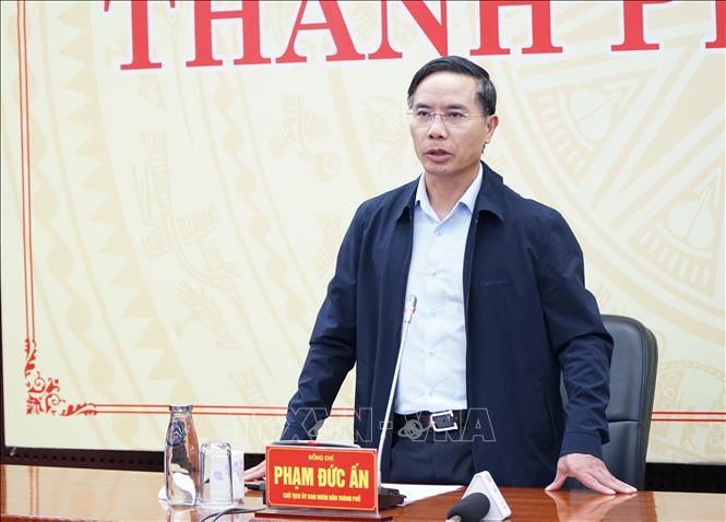 Chairman of Da Nang municipal People’s Committee Pham Duc An speaks at the emergency meeting. VNA Photo