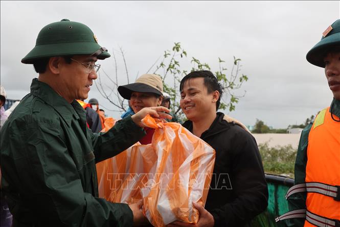 Colonel Phan Dai Nghia, Deputy Commander and Chief of Staff of Military Region V, presents gifts to encourage people affected by storms and floods in Da Nang. VNA Photo