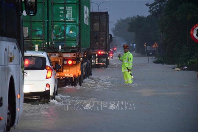 Da Nang City Police mobilizes 100% of its personnel to be on duty at flooded and landslide areas to ensure people's safety. VNA Photo/Photo by courtesy