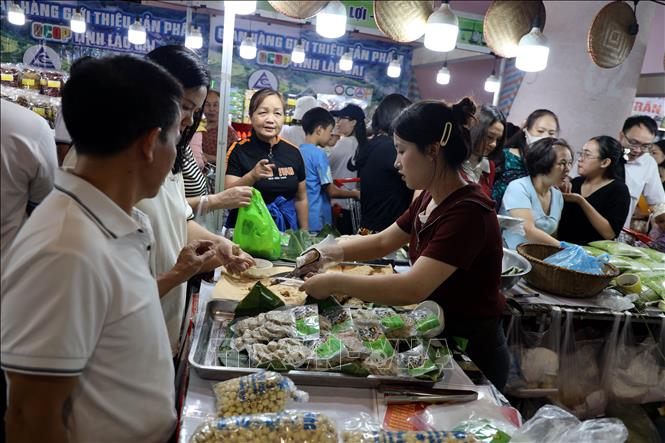 Các gian hàng OCOP thu hút đông người dân tham quan và mua sắm. Ảnh: Đức Hiếu - TTXVN 