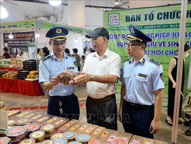 Lực lượng Quản lý thị trường thường xuyên túc trực, kiểm tra hàng hóa trong hội chợ. Ảnh: Đức Hiếu - TTXVN 