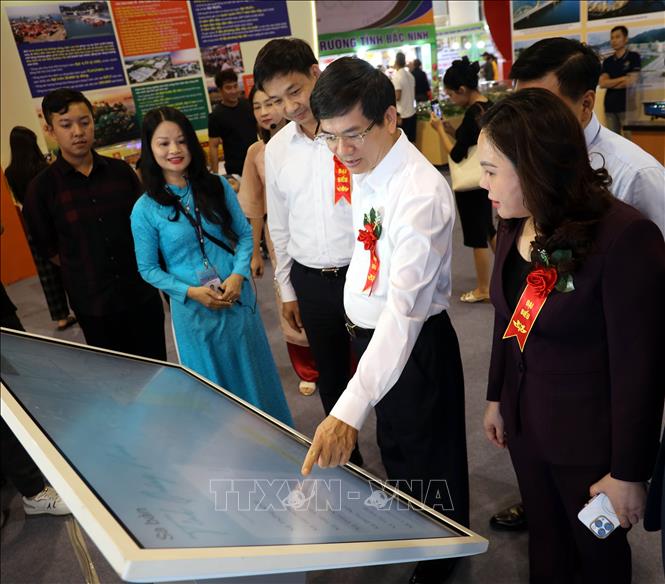 Các đại biểu tham quan khu vực triển lãm thành tựu phát triển kinh tế-xã hội 5 năm của tỉnh Quảng Ninh. Ảnh: Đức Hiếu - TTXVN