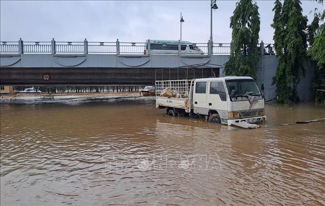 Khu vực phía Nam cầu Dã Viên, thành phố Huế vẫn bị ngập sâu do lũ sông Hương còn trên báo động 3 là 0,37m (ảnh chụp sáng 29/10). Ảnh: Nguyên Lý-TTXVN
