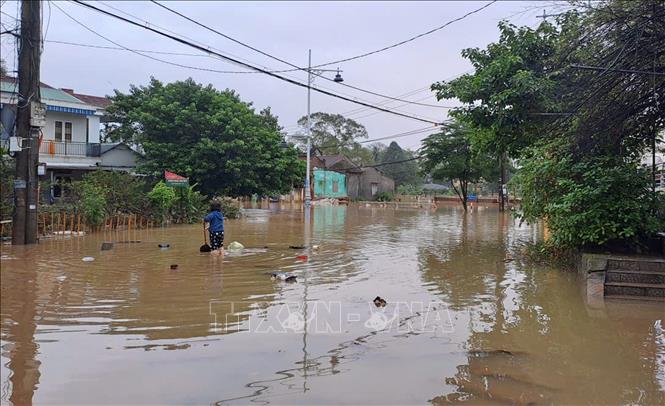 Đường Lịch Đợi, bờ Nam sông Hương, thành phố Huế vẫn bị ngập sâu do lũ còn trên báo động 3 là 0,37m (ảnh chụp sáng 29/10). Ảnh: Nguyên Lý-TTXVN
