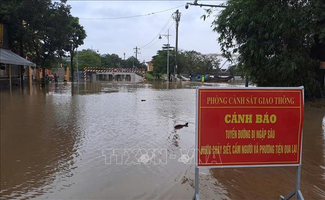 Khu vực Cầu Lòn bờ Nam sông Hương, thành phố Huế vẫn bị ngập sâu do lũ còn trên báo động 3 là 0,37m (ảnh chụp sáng 29/10). Ảnh: Nguyên Lý-TTXVN