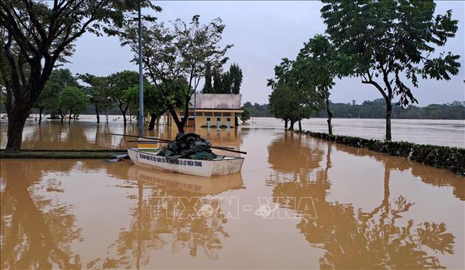 Công viên bờ Nam sông Hương, thành phố Huế vẫn bị ngập sâu do lũ còn trên báo động 3 là 0,37m (ảnh chụp sáng 29/10). Ảnh: Nguyên Lý-TTXVN