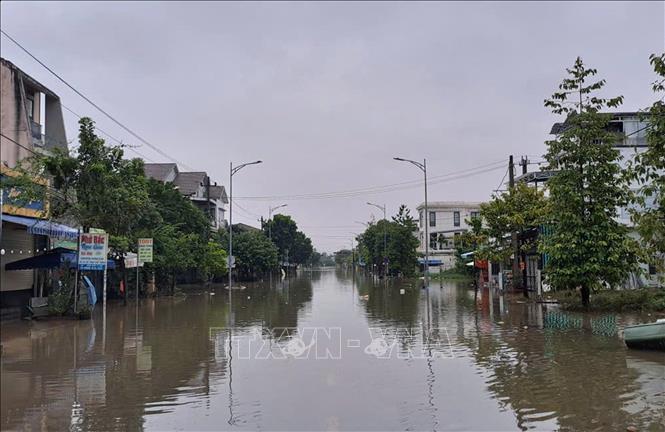Đường Đồng Khởi bờ Nam sông Hương, thành phố Huế vẫn bị ngập sâu do lũ còn trên báo động 3 là 0,37m (ảnh chụp sáng 29/10). Ảnh: Nguyên Lý-TTXVN