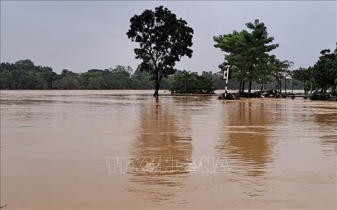 Lũ sông Hương, thành phố Huế đã giảm nhưng vẫn còn trên báo động 3 là 0,37m (ảnh chụp sáng 29/10). Ảnh: Nguyên Lý-TTXVN