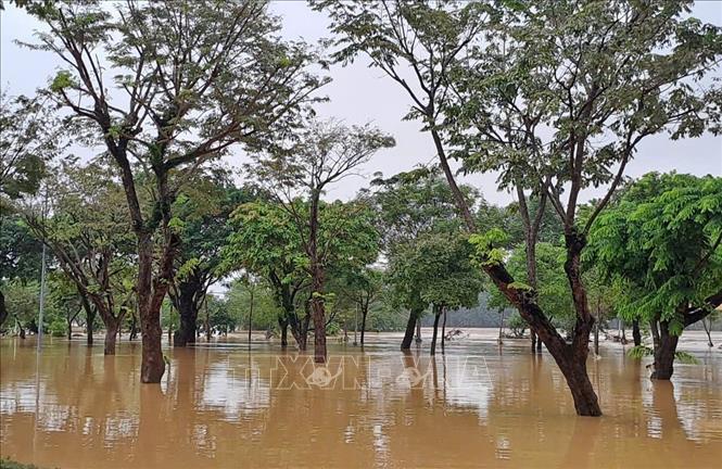 Công viên bờ Nam sông Hương, thành phố Huế vẫn bị ngập sâu do lũ còn trên báo động 3 là 0,37m (ảnh chụp sáng 29/10). Ảnh: Nguyên Lý-TTXVN