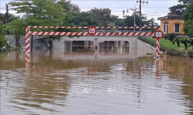 Khu vực Cầu Lòn bờ Nam sông Hương, thành phố Huế vẫn bị ngập sâu do lũ còn trên báo động 3 là 0,37m (ảnh chụp sáng 29/10). Ảnh: Nguyên Lý-TTXVN