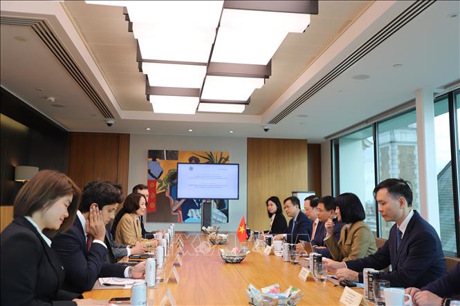 A view of the meeting between the Ministry of Finance delegation and JP Morgan representatives. VNA Photo: Hữu Tiến 