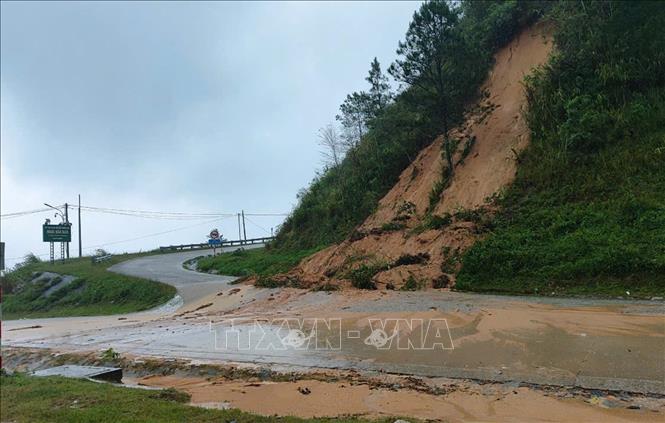 Một vị trí sạt lở mới trên đèo Lò Xo. Ảnh: Dư Toán - TTXVN