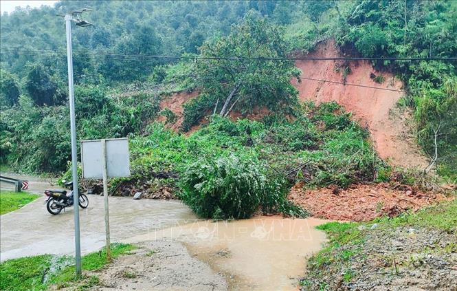 Một vị trí sạt lở mới trên đèo Lò Xo. Ảnh: Dư Toán - TTXVN