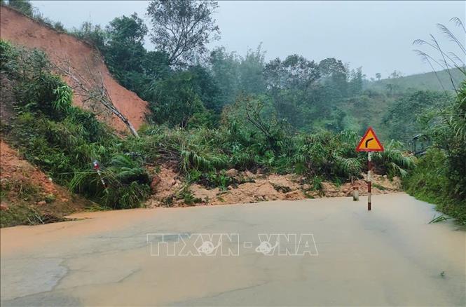 Một vị trí sạt lở mới trên đèo Lò Xo. Ảnh: Dư Toán - TTXVN