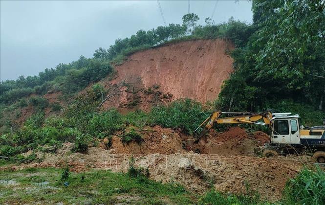 Một vị trí sạt lở mới trên đèo Lò Xo. Ảnh: Dư Toán - TTXVN
