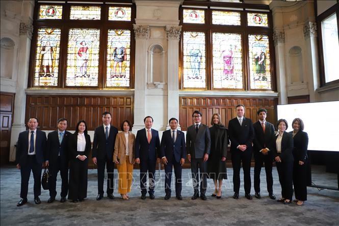 The Ministry of Finance delegation and JP Morgan representatives. VNA Photo: Hữu Tiến 