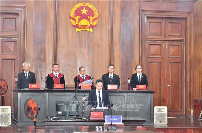 Chủ tọa phiên tòa đọc cáo trạng của vụ án. Ảnh: Linh Sơn - TTXVN