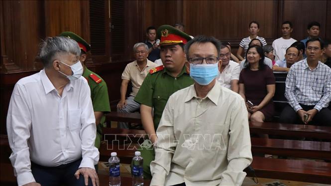 Bị cáo Nguyễn Công Khế (trái) và Nguyễn Quang Thông trong phiên tòa sáng 29/10/2025. Ảnh: Linh Sơn - TTXVN