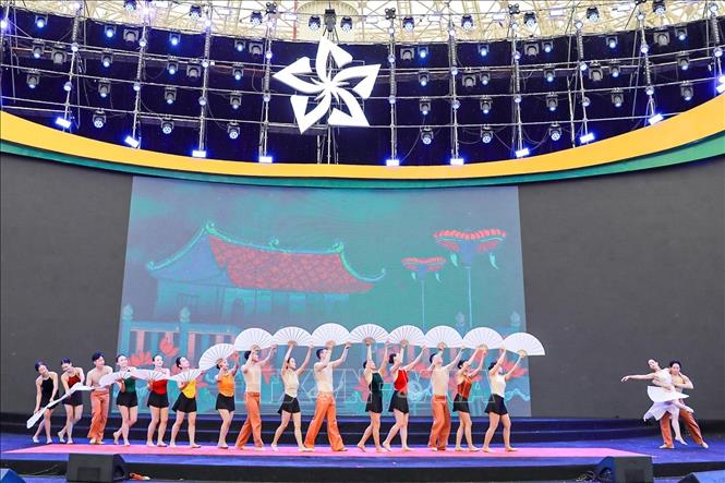 Tiết mục biểu diễn tại chương trình. Ảnh: Khánh Hoà - TTXVN
